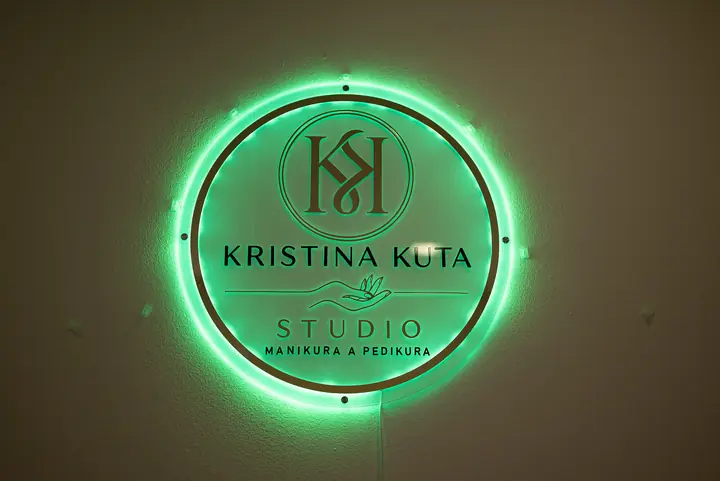 Svítící logo Kristina Kutá Studio